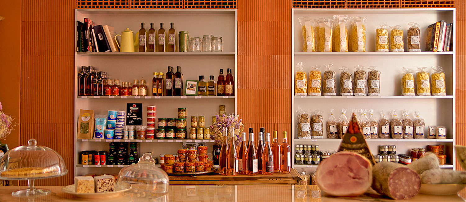 Gourmande et engagée, l'Épicerie de Loïc B. souhaite valoriser le patrimoine gastronomique du terroir français à travers des produits originaux d'exception. Notre sélection haut de gamme sublimera votre alimentation quotidienne.